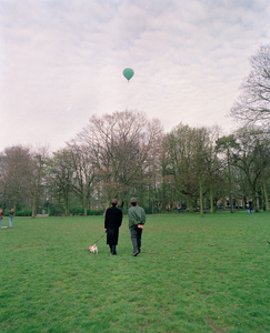822478 Afbeelding van de zojuist uit het Wilhelminapark te Utrecht opgestegen heteluchtballon, met daarin o.a. ...